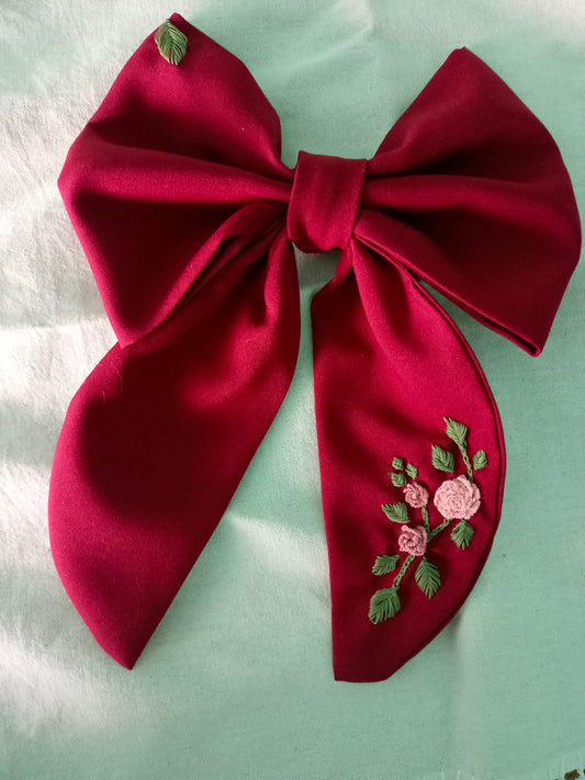 Broche de moño bordado Amalia $25 usd