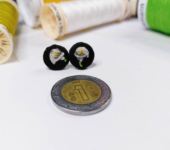 Mini bordado de flores en aretes $17.5 usd