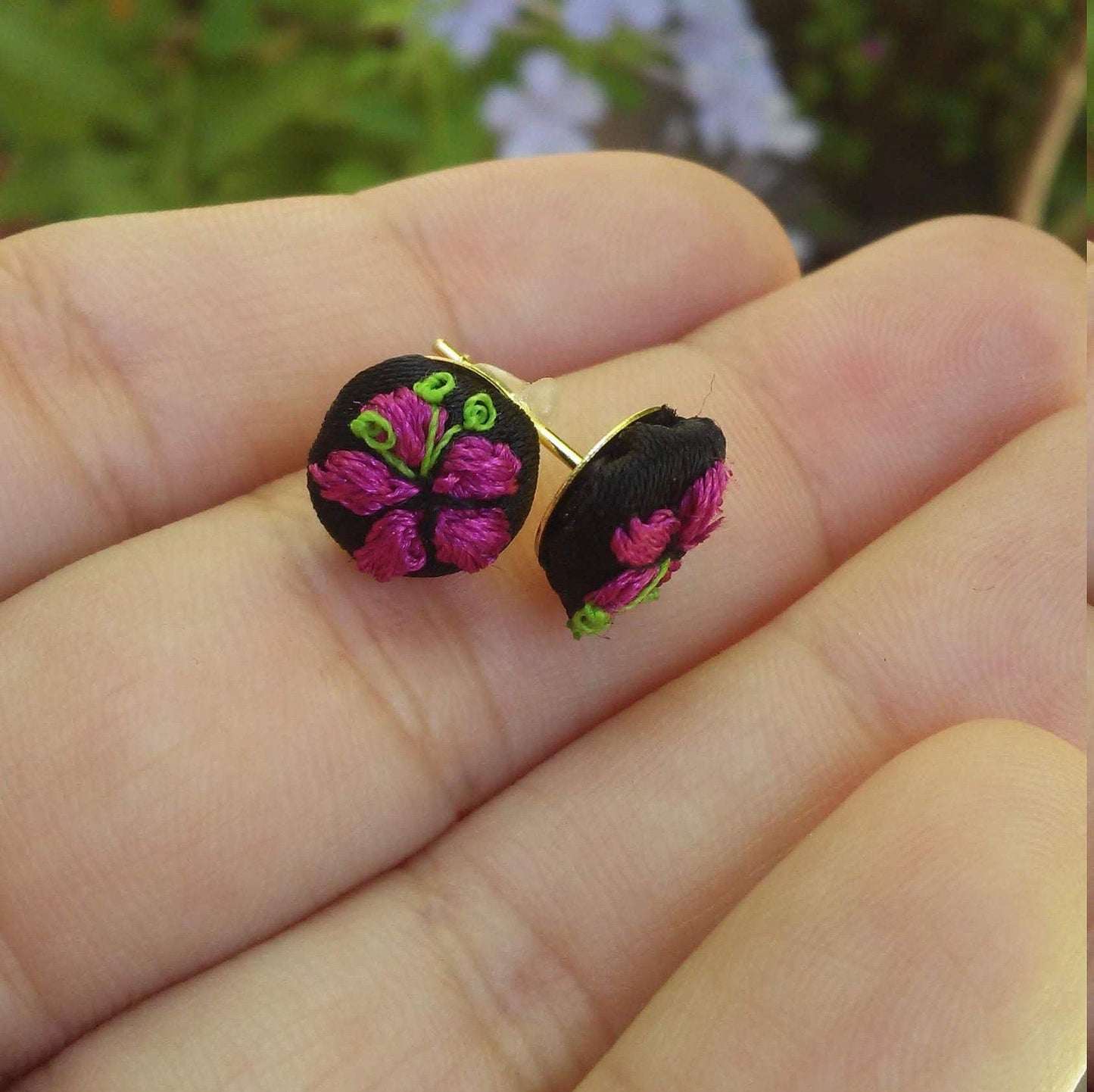 Mini bordado de flores en aretes $17.5 usd