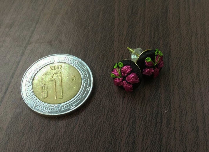 Mini bordado de flores en aretes $17.5 usd