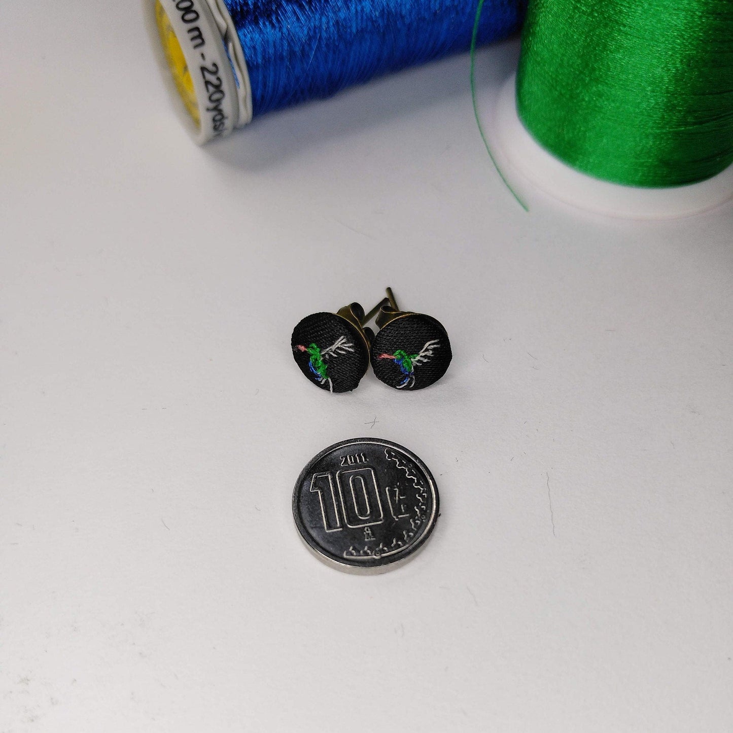 Mini bordado de flores en aretes $17.5 usd