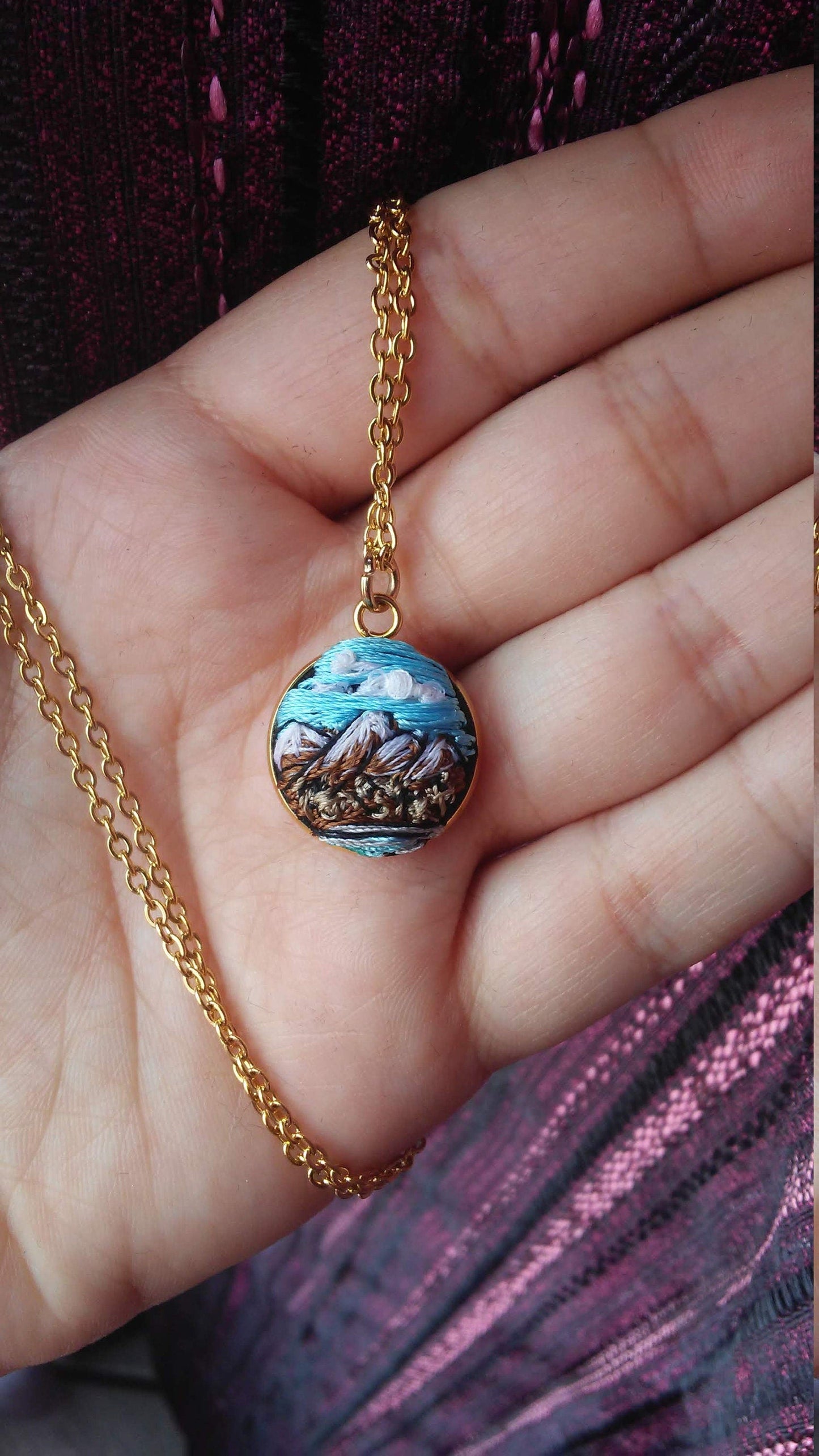 Collar: Mini bordado de paisaje (base chica) $37.5 usd