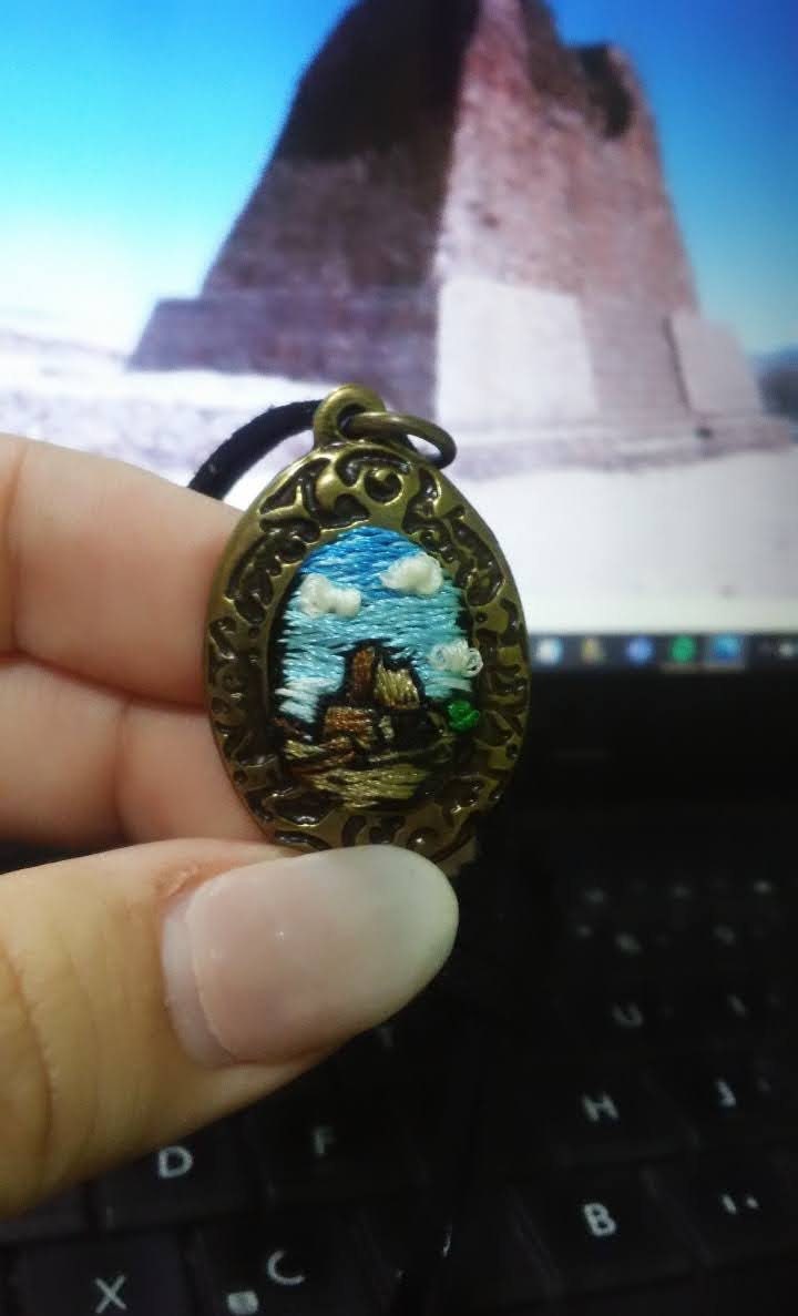 Collar: Mini bordado de paisaje (base chica) $37.5 usd