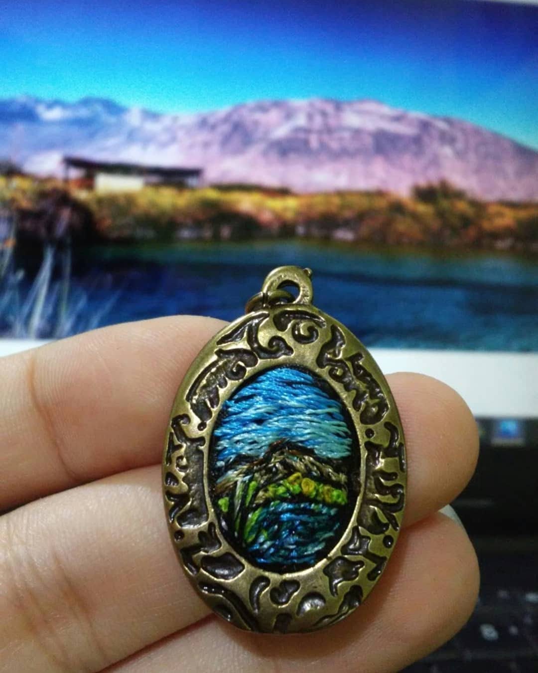 Collar: Mini bordado de paisaje (base chica) $37.5 usd