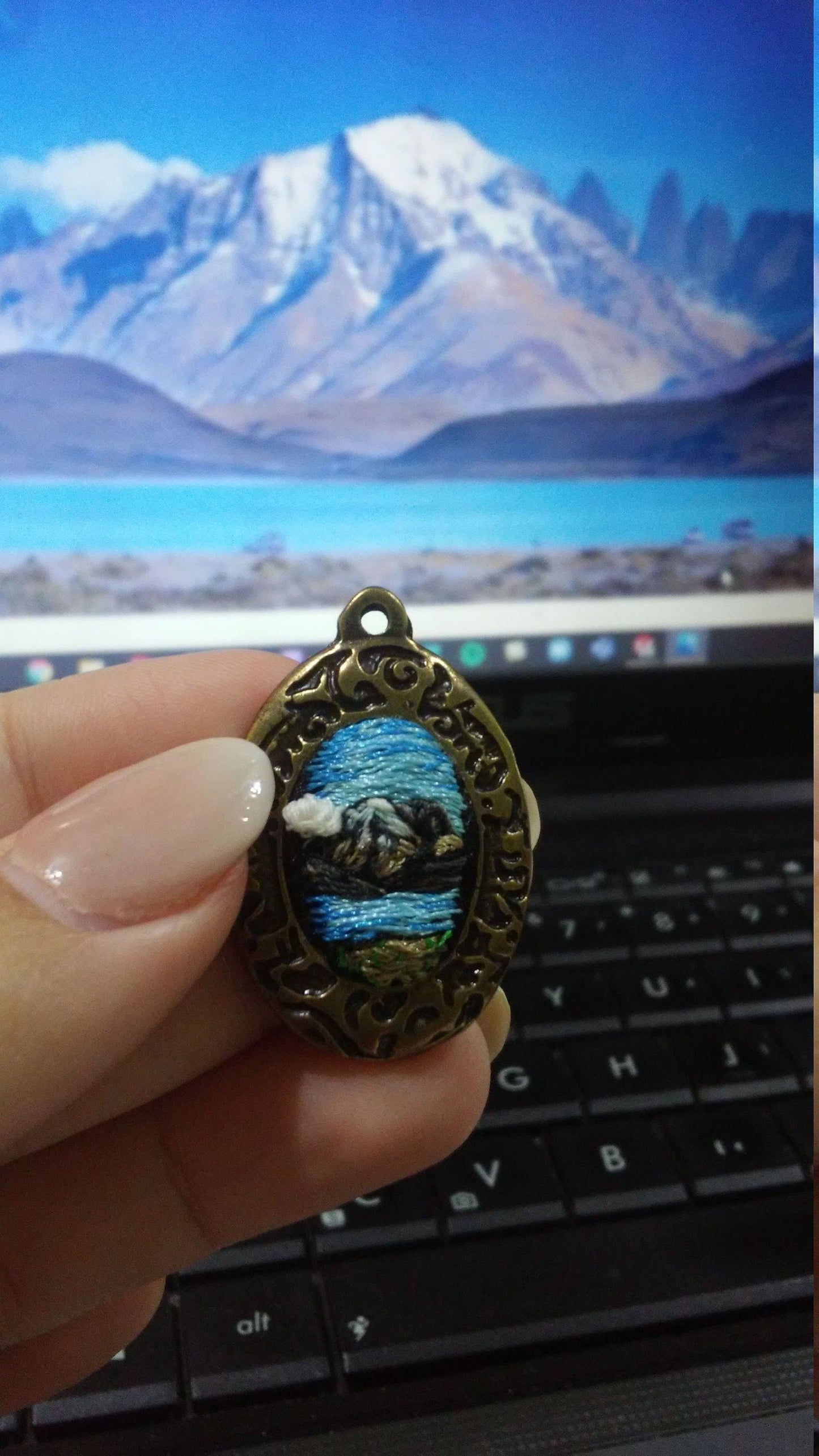 Collar: Mini bordado de paisaje (base chica) $37.5 usd