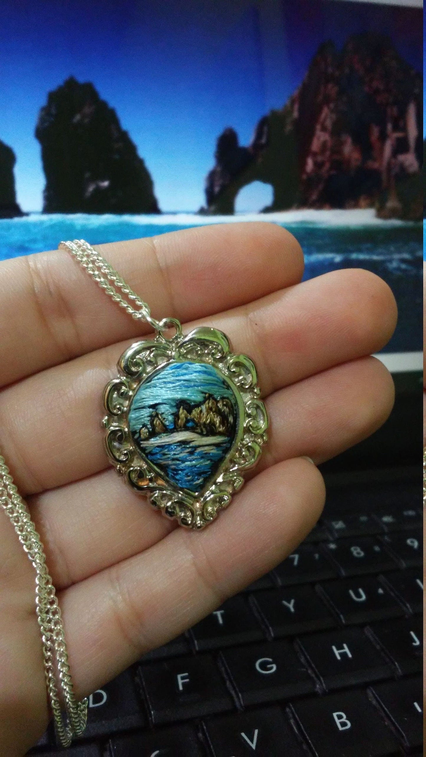 Collar: Mini bordado de paisaje (base chica) $37.5 usd