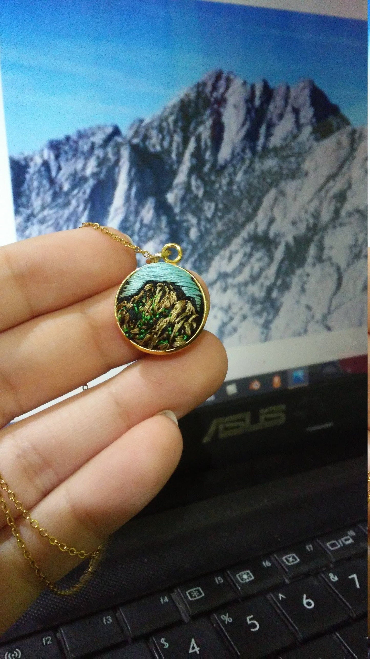 Collar: Mini bordado de paisaje (base chica) $37.5 usd