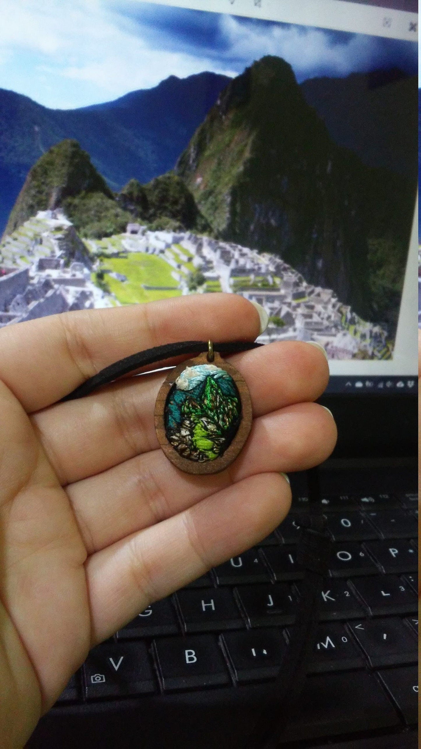 Collar: Mini bordado de paisaje (base chica) $37.5 usd