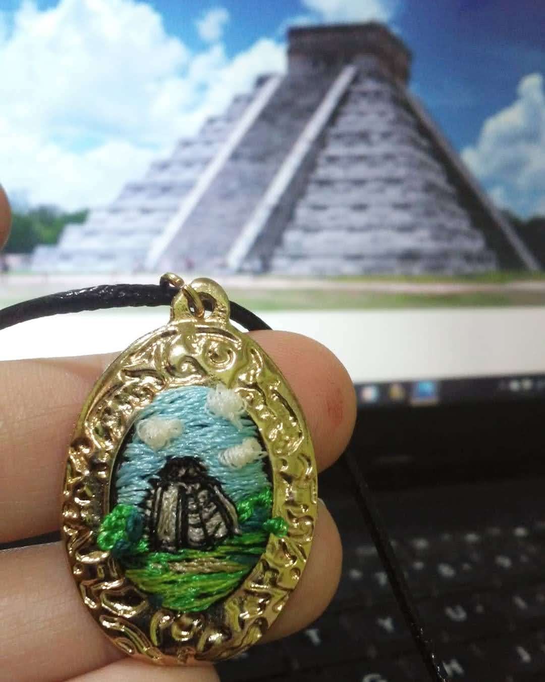 Collar: Mini bordado de paisaje (base chica) $37.5 usd