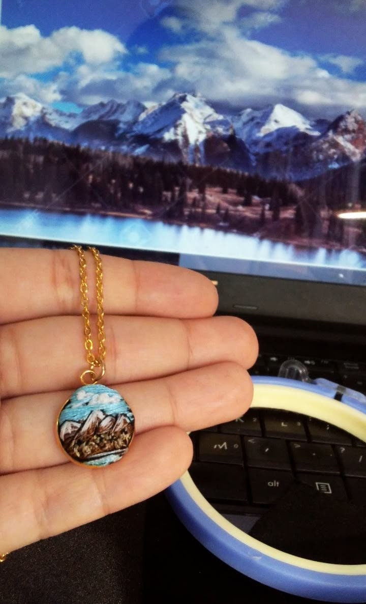 Collar: Mini bordado de paisaje (base chica) $37.5 usd