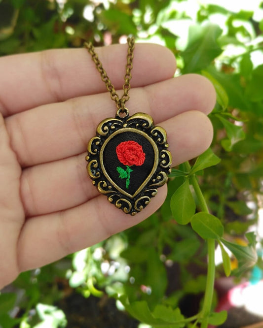 Rosa bordada a mano