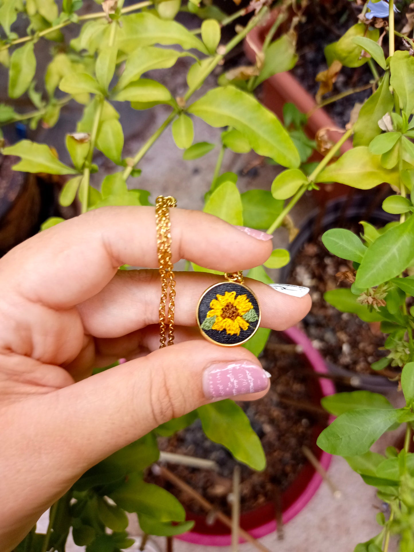 Collar de girasol bordado a mano $15 usd