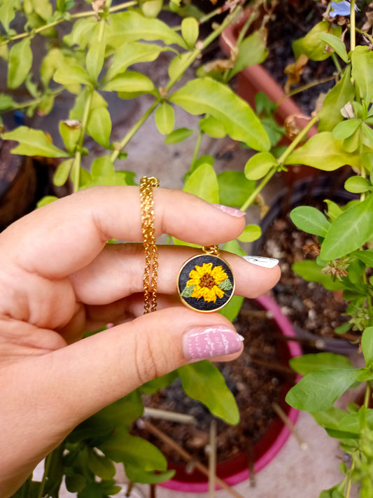 Collar de girasol bordado a mano $15 usd