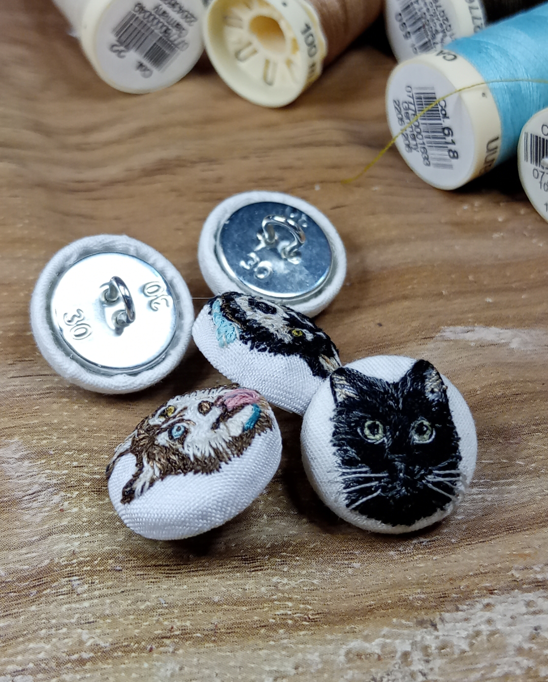 Paquete de 1 a 5 botones forrados (1 mascota por botón)  ($25 to $110usd)