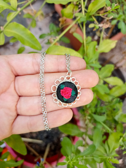Collar engarzado y bordado a mano con rosa $20 usd