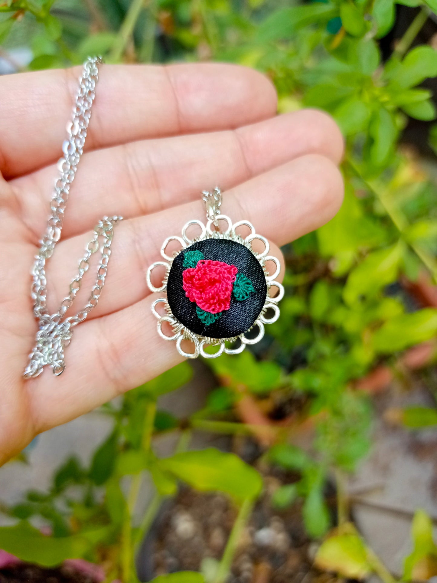 Collar engarzado y bordado a mano con rosa $20 usd