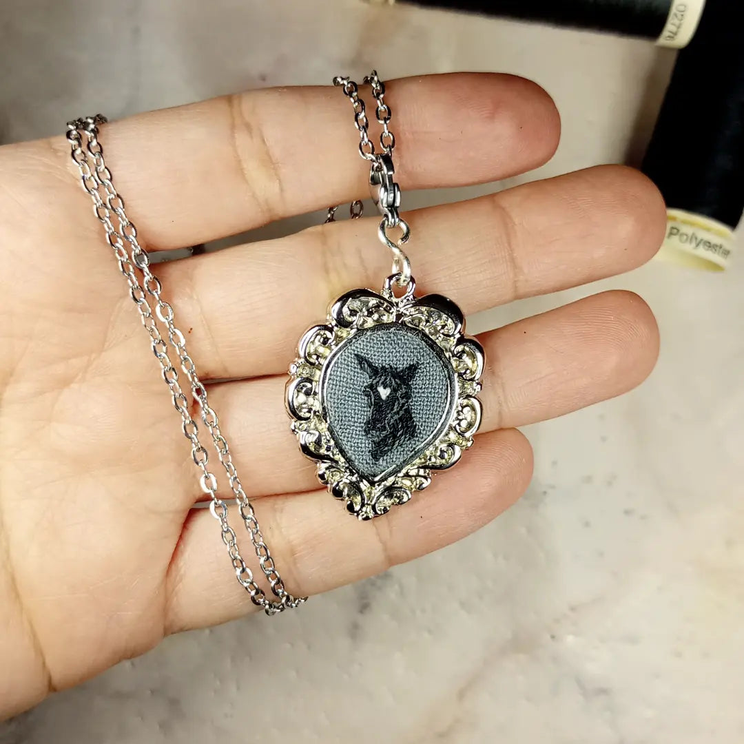 1 mascota bordada en base corazón ($25 to 28 usd)