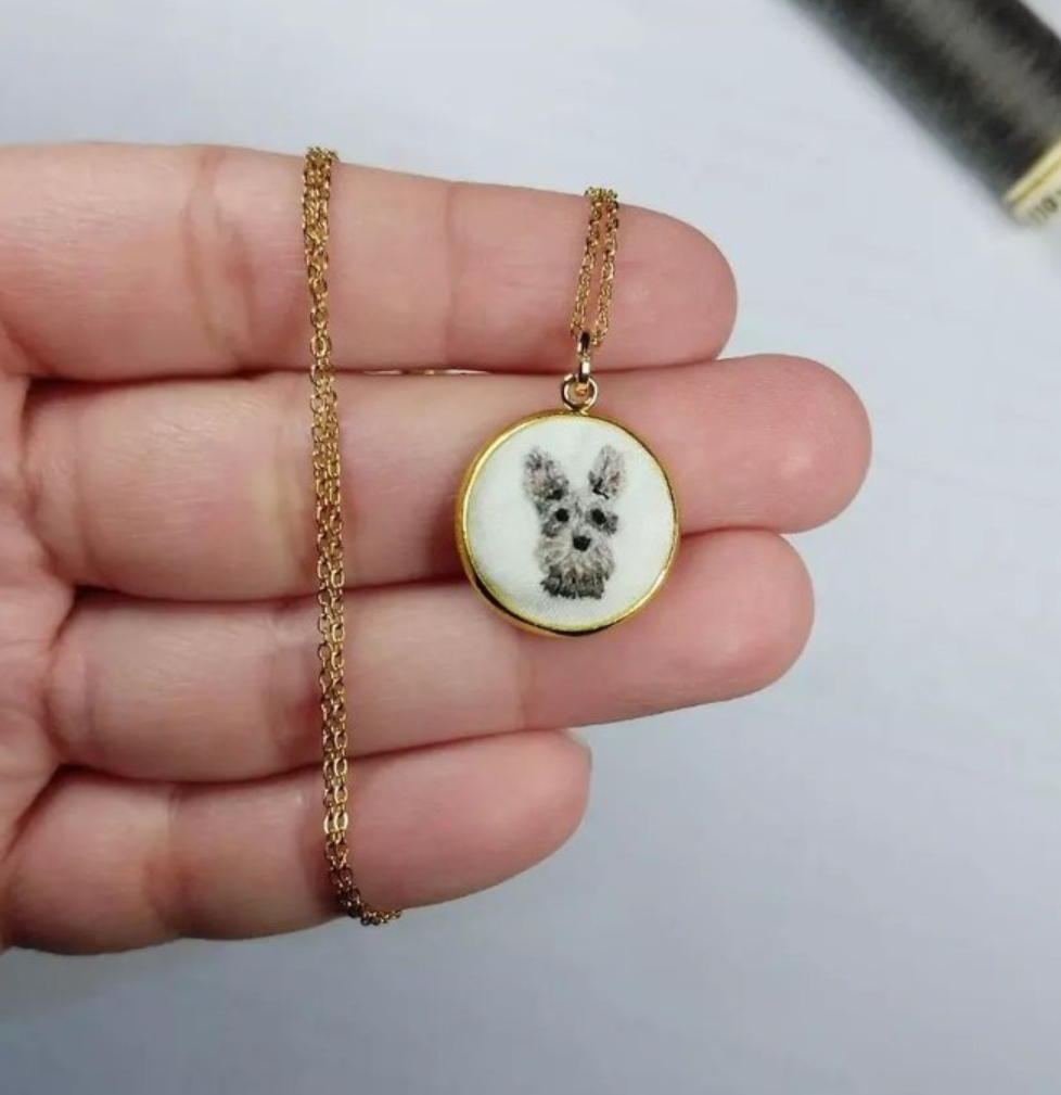 1 mascota bordada en base  chica redonda ($25 to $28 usd)