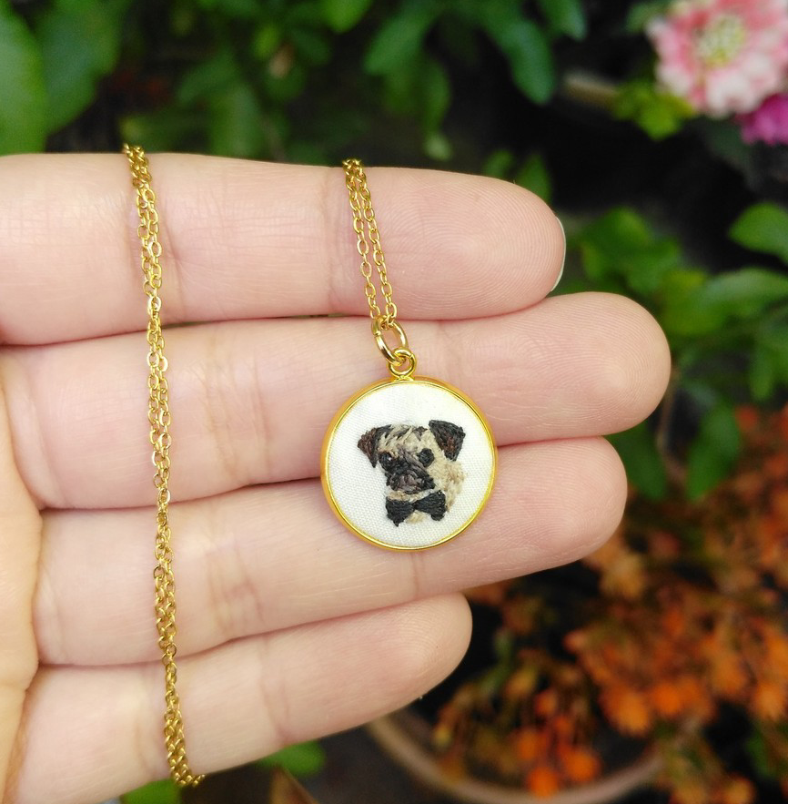 1 mascota bordada en base  chica redonda ($25 to $28 usd)