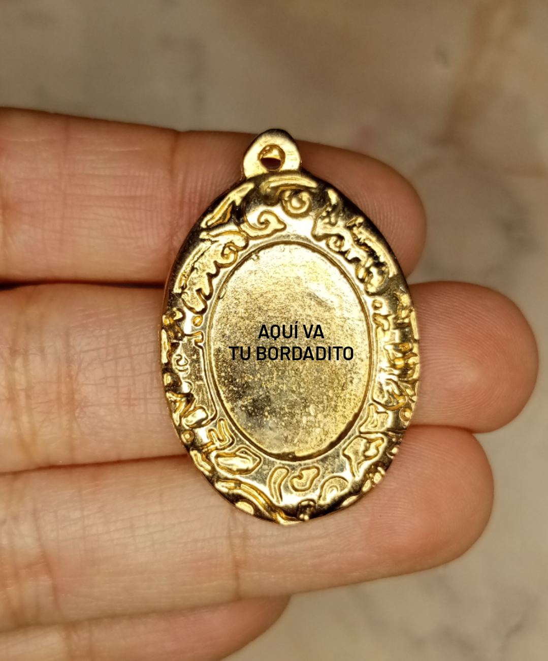 1 mascota bordada en base ovalada chica ($25 to $28 usd)