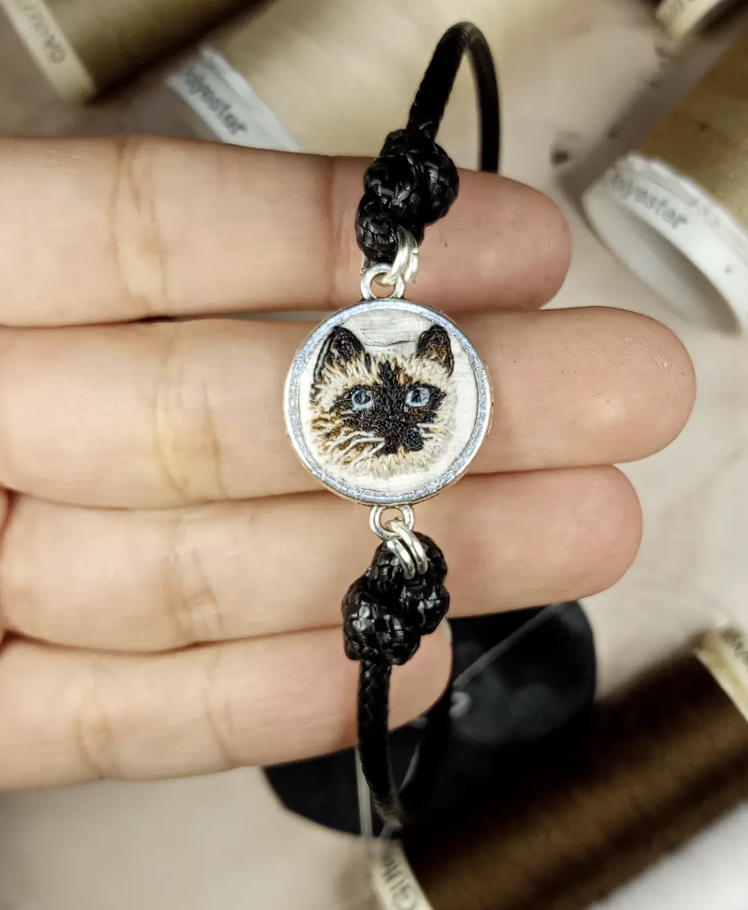 1 o 2 mascota(s) bordada(s) en pulsera o collar reversible ($25 to $42.5 usd)