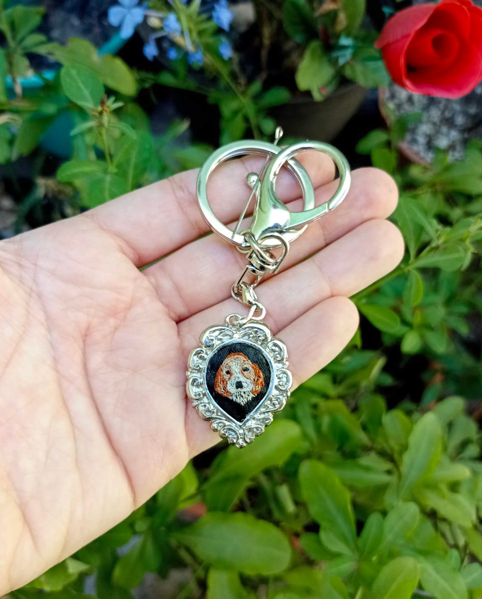 1 mascota bordada en base corazón ($25 to 28 usd)