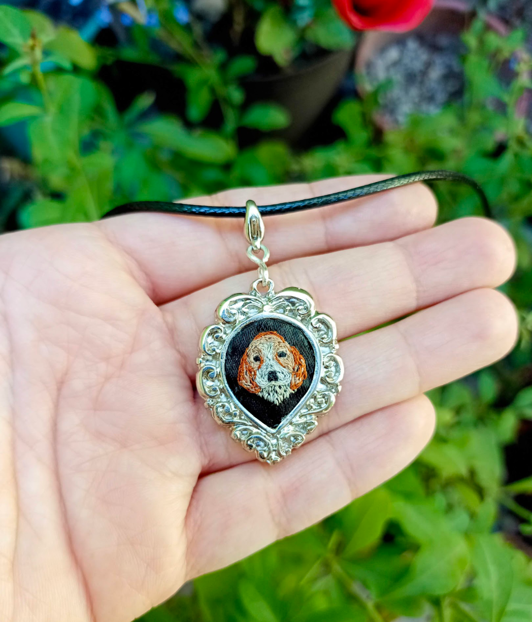 1 mascota bordada en base corazón ($25 to 28 usd)