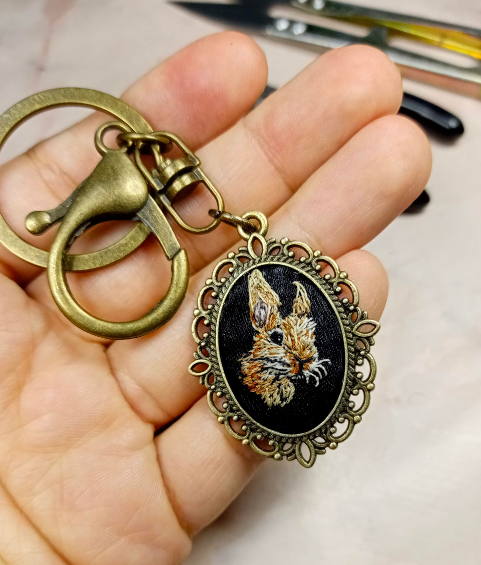 1 mascota bordada en base ovalada grande ($27.5 to $30 usd)