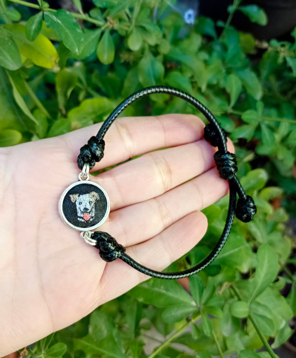 1 o 2 mascota(s) bordada(s) en pulsera o collar reversible ($25 to $42.5 usd)