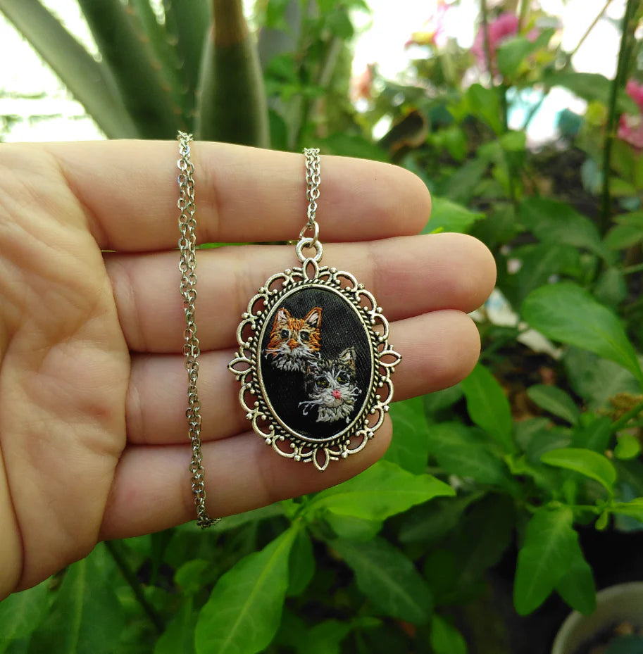 4 mascotas bordadas en base reversible ovalada (2 de cada lado) $70 to $72 usd