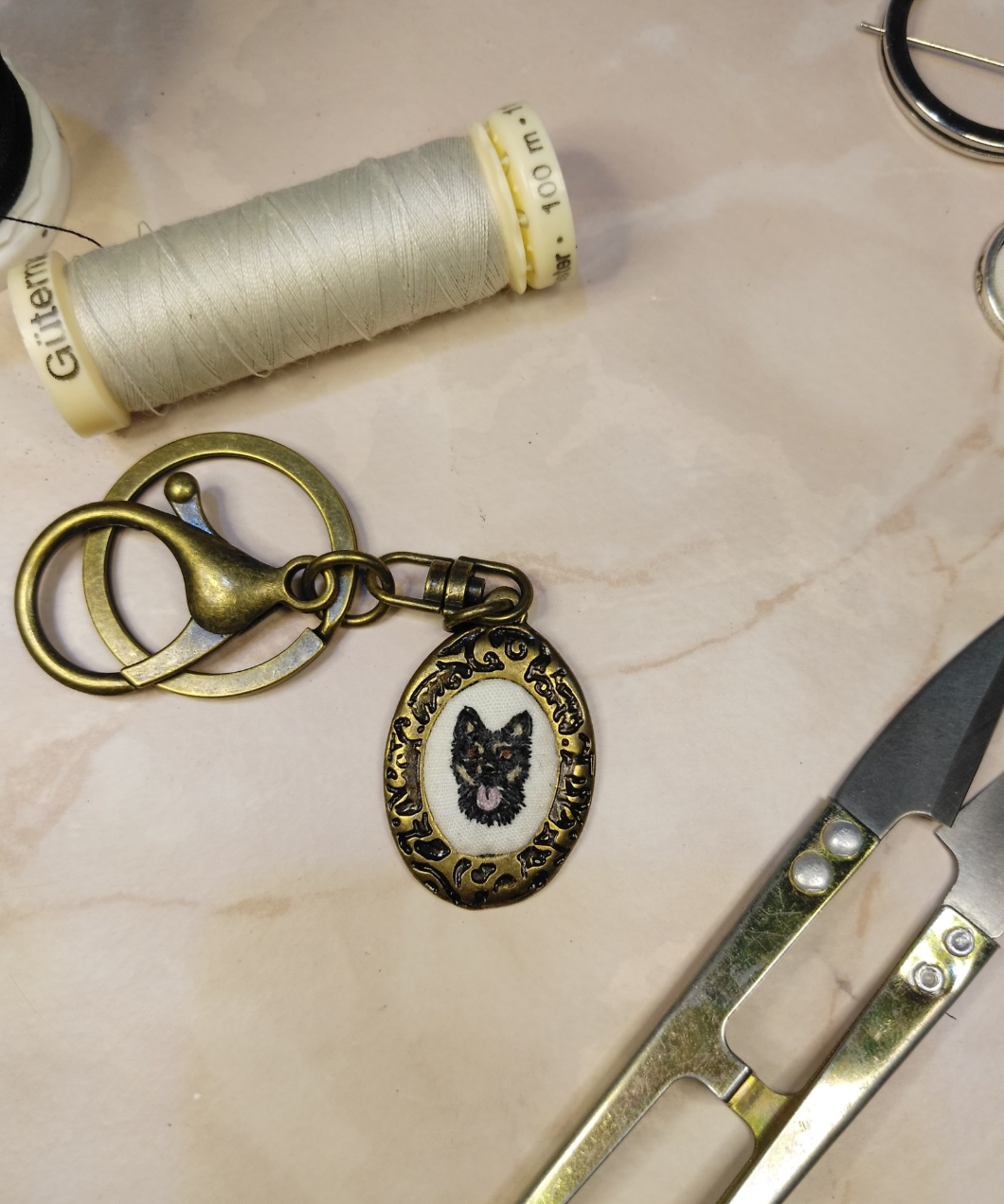 1 mascota bordada en base ovalada chica ($25 to $28 usd)