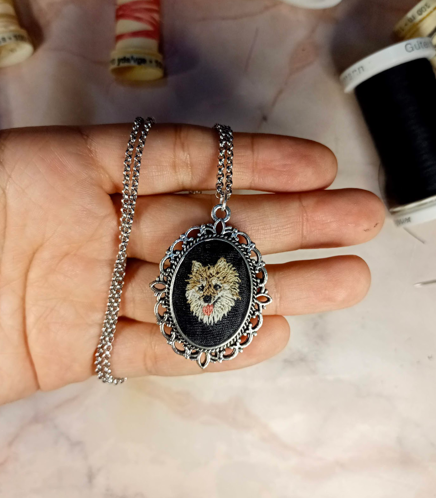 1 mascota bordada en base ovalada grande ($27.5 to $30 usd)