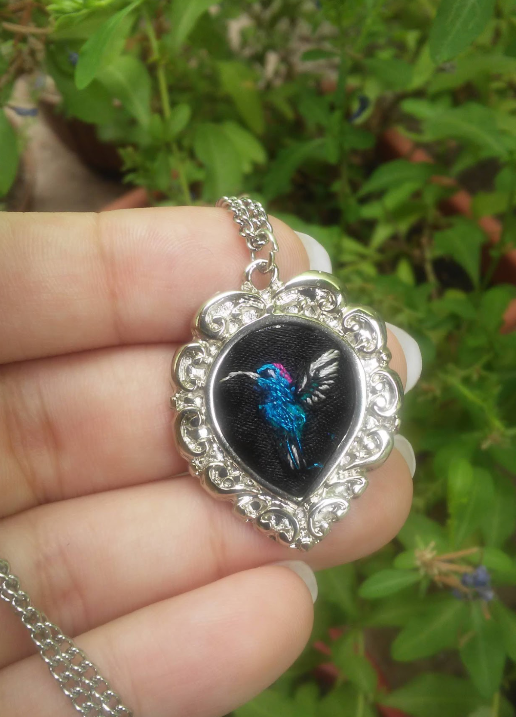 1 mascota bordada en base corazón ($25 to 28 usd)