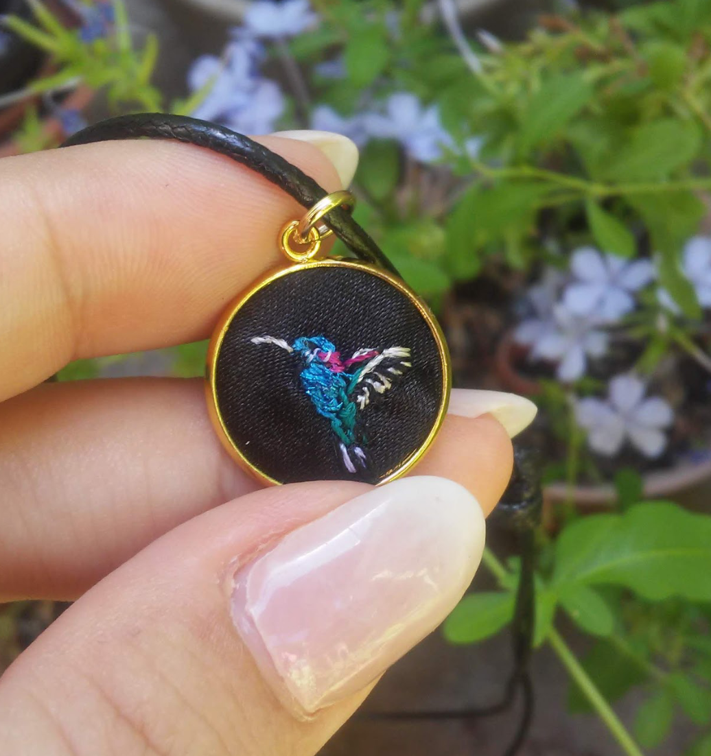 1 mascota bordada en base  chica redonda ($25 to $28 usd)