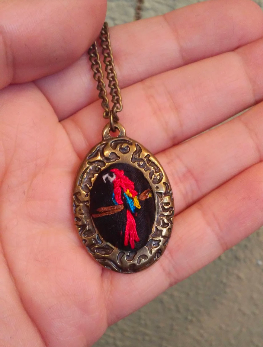 1 mascota bordada en base ovalada chica ($25 to $28 usd)