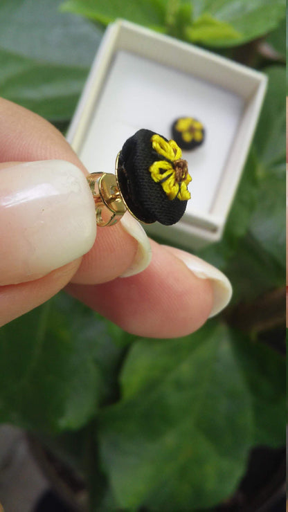 Mini bordado de flores en aretes $17.5 usd